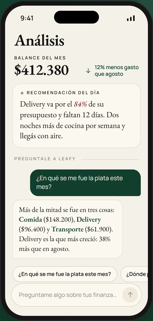 Pantalla de análisis de leaf finance: una recomendación del día y leafy respondiendo en qué se fue la plata del mes.